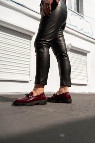 Модные лаковые черные женские туфли на каблуке 9 см